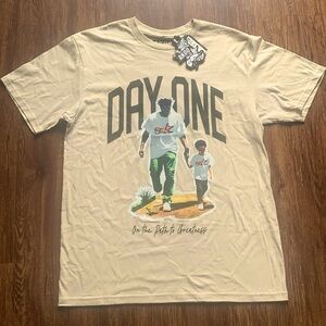 AKOO Men’s Graphic T-Shirt Short Sleeve Tee Day One Tan Size Large New